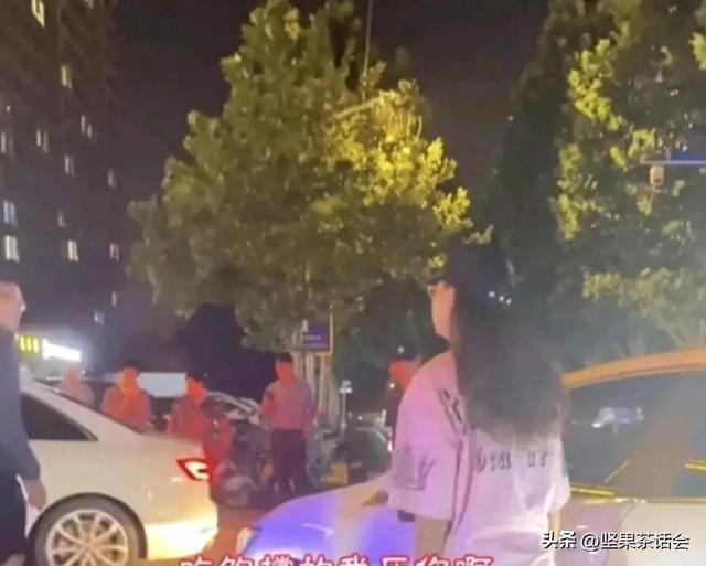 事大了！瑜伽裤女司机撞人还有理：120打了事故报了还让yl6809永利我咋地(图1)