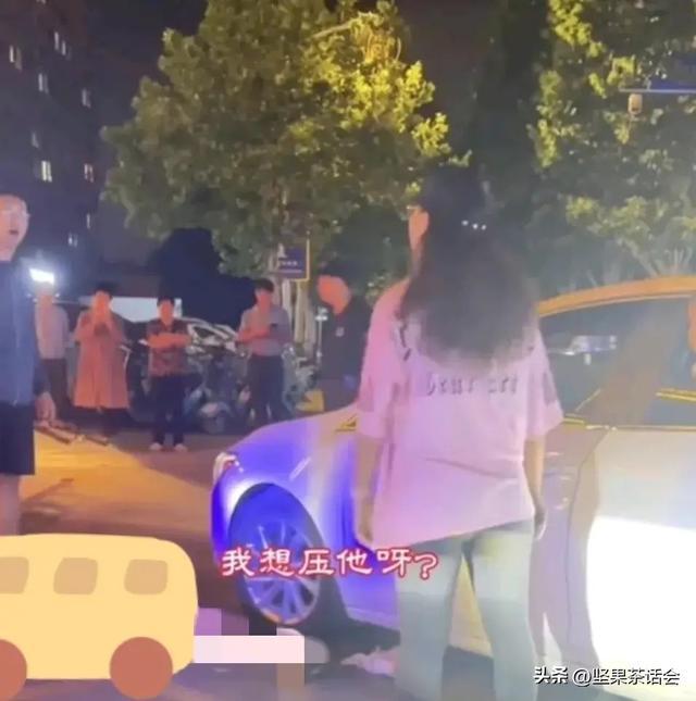 事大了！瑜伽裤女司机撞人还有理：120打了事故报了还让yl6809永利我咋地(图2)