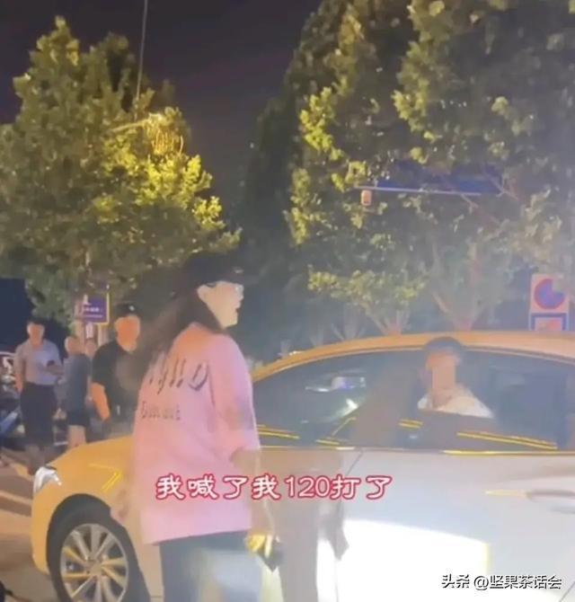 事大了！瑜伽裤女司机撞人还有理：120打了事故报了还让yl6809永利我咋地(图5)