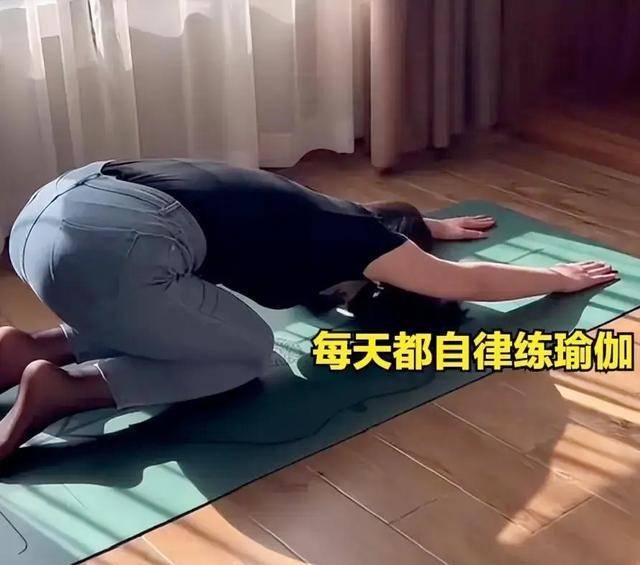 男子抱怨妻子不上班yl8cc永利官网每天光在家练瑜伽坦言真后悔娶个漂亮女人(图2)