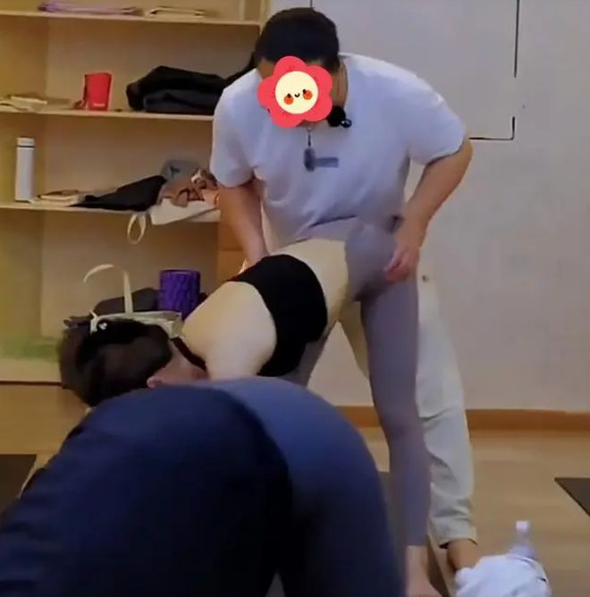 女子沉迷练瑜伽私教贴身指导引男友不满女子：我们永利app手机版官网又没什么(图1)