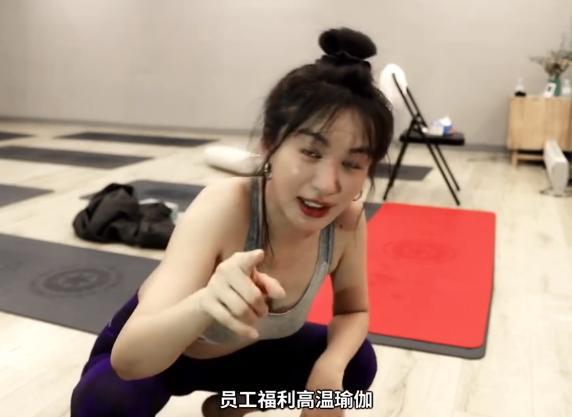 李菲儿练高温瑜伽尖叫声像杀猪？运动背心湿透出永利app手机版官网镜紧捂胸口(图4)