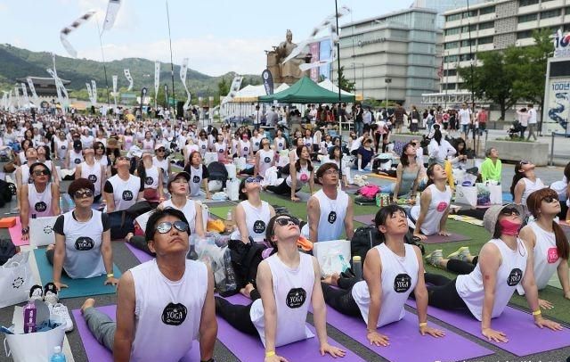 世界各地民众齐刷刷练永利澳门官方入口“瑜伽”迎接第五个国际瑜伽日场面壮观(图8)