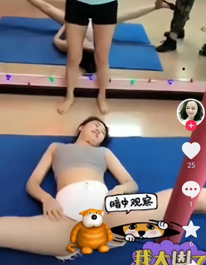 女子练瑜伽不小心摔倒女yl8cc永利官网子大喊：都闭眼我看谁不正经(图3)