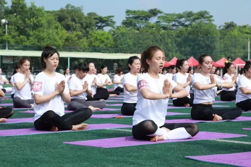 户外千人瑜伽震撼视觉掀起东莞市全民健永利澳门官方入口身日序幕(图1)