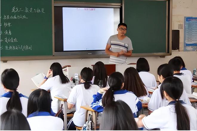 高yl6809永利校男教师女学生练瑜伽转发百人群聊“鉴赏”校方回应了(图9)