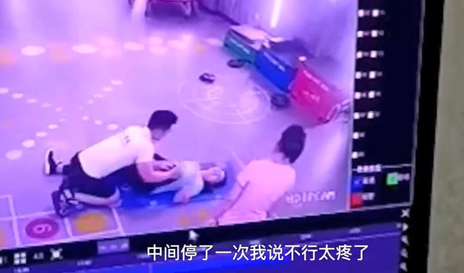 女子上私教课被yl6809永利教练压断左腿健身房：她身体素质不行(图4)