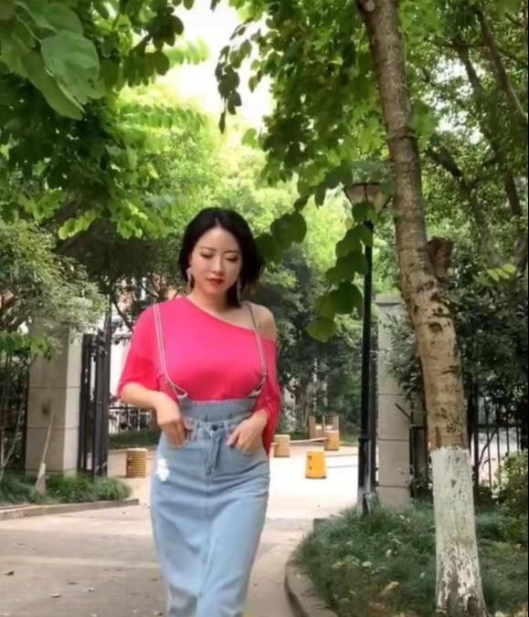 穿背带裙的瑜伽美女时尚身yl8cc永利官网材太丰满连背带都“变形”了(图3)