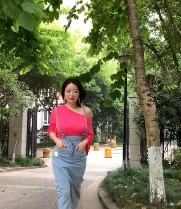 穿背带裙的瑜伽美女时尚身yl8cc永利官网材太丰满连背带都“变形”了(图2)